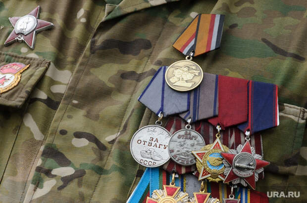 Возложение цветов к мемориалу Чёрный тюльпан в День воздушно-десантных войск. Екатеринбург, солдат, орден, ветеран, награды, медали, медаль за отвагу, военный, медаль за операцию в сирии