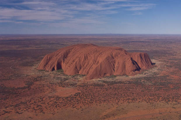 Улуру, Австралия  Массивная оранжево-коричневая скала овальной формы сформировалась около 680 млн. лет назад. Находится она посреди пустыни. Длина монолита составляет 3,6 км, ширина — около 3 км, а возвышается гора на 348 метров. В основании горы имеются пещеры, в которых сохранились древние рисунки.