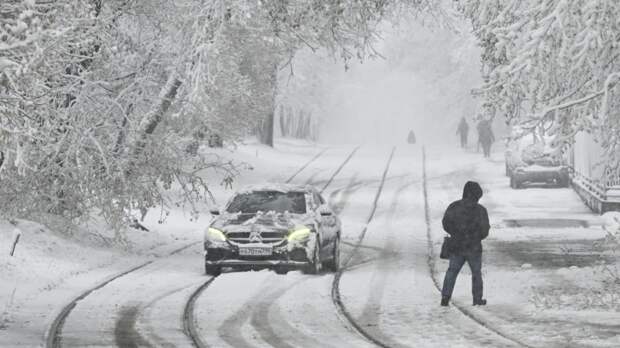 В Москве из-за снегопада выросли цены и время ожидания такси