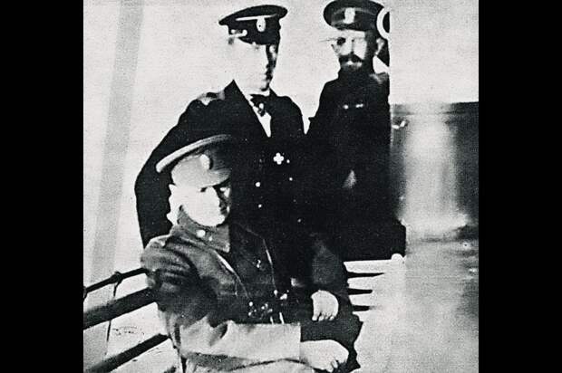 Одна из последних фотографий Верховного Правителя. Адмирал А.В. Колчак (слева) и контр-адмирал М.И. Смирнов (в центре) по дороге в Тобольск. Осень 1919 г.