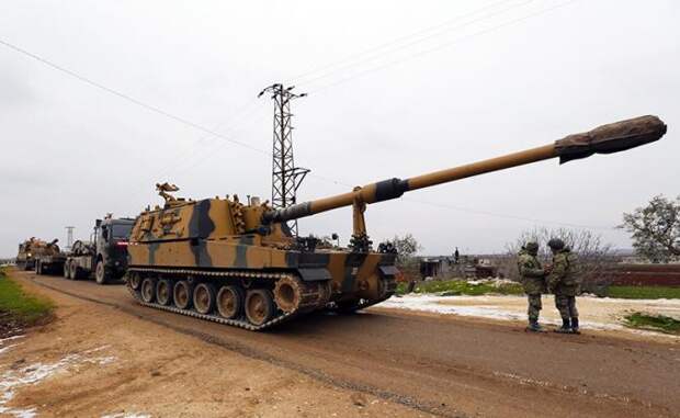 На фото: конвой турецкой военной техники в сирийской провинции Идлиб