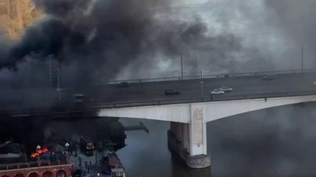 СМИ: Три яхты загорелись на Москве-реке в районе Строгинского моста