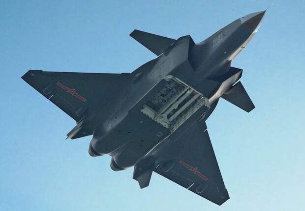 Пять лет подряд западные эксперты называли J-20 "самолётом, имитирующим пятое поколение". Но в последний год подобное критиканство перестало быть актуальным. Фото ВВС НОАК