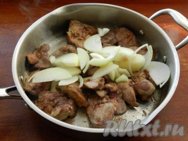 Нарезать лук тонкими полукольцами и добавить его в сковороду к печени.