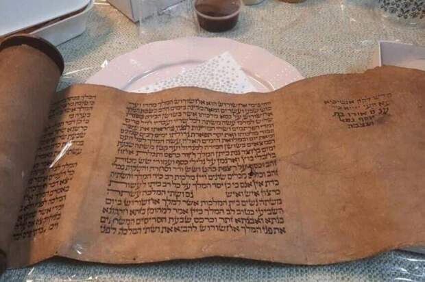 Израильские спасатели контрабандой вывезли из Турции уникальный свиток - часть Торы