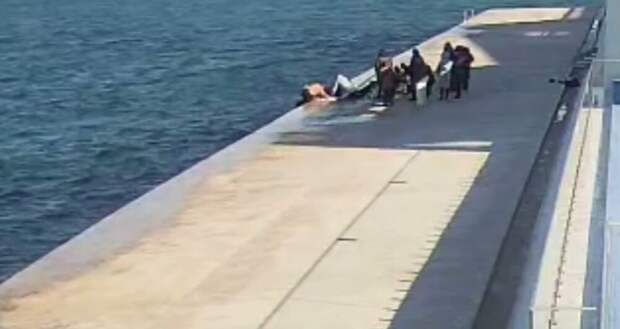 Прохожие спасли подростка, упавшего в море в Севастополе