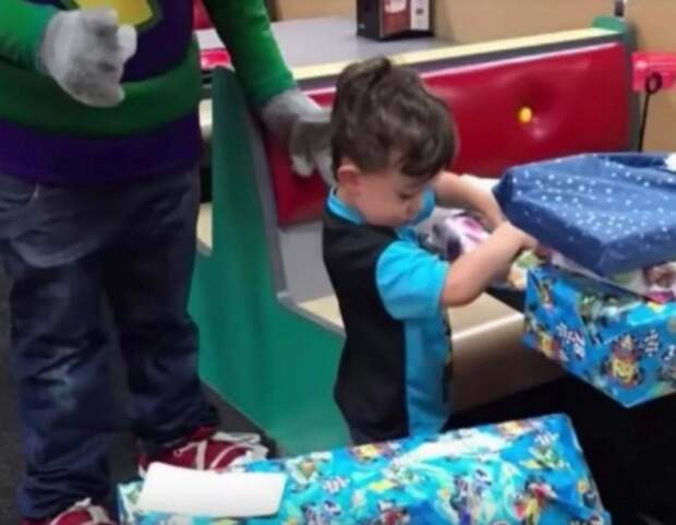 Никто не пришел на день рождения к 4-летнему мальчику: тогда официантка решила спасти праздник
