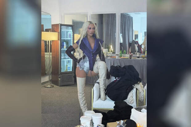 Певица Кристина Агилера снялась в боди и кожаных ботфортах