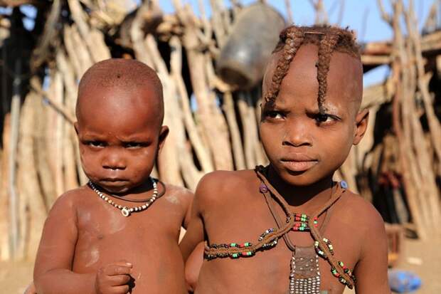 Там, где традиция столкнулась с современностью: африканка из племени в супермаркете африка, глобализация, намибия, племя