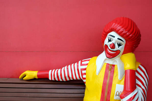 У McDonald’s — провальный квартал. Где ловить его акции