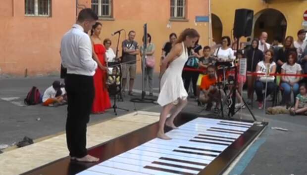 Это самый нестандартный способ игры на пианино, который вы видели!