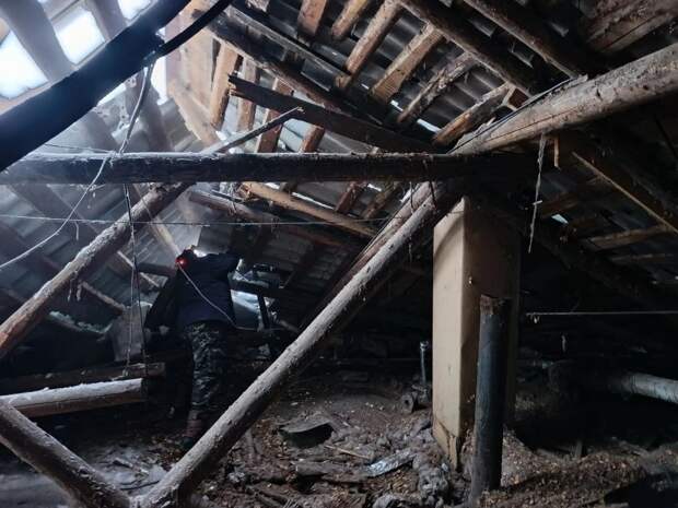 Опубликованы фото с места обрушения крыши двух домов в Кимовске