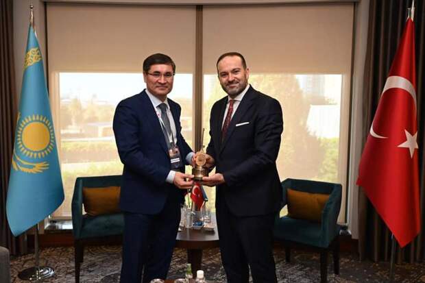 Вице-министр Кемелбек Ойшыбаев встретился с главой медиахолдинга Турции «TRT»