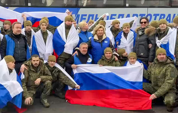 Самолеты с вернувшимися из плена российскими бойцами сели в Подмосковье