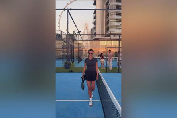 Телеведущая Ксения Бородина в теннисной мини-юбке и топе появилась на корте
