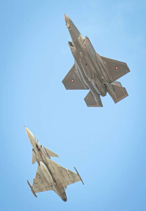 Истребители 🇩🇰 F-35 и 🇸🇪 JAS-39 Gripen провели учения по воздушному бою в воздушном пространстве 🇩🇰 и близ него впервые как союзники по НАТО.