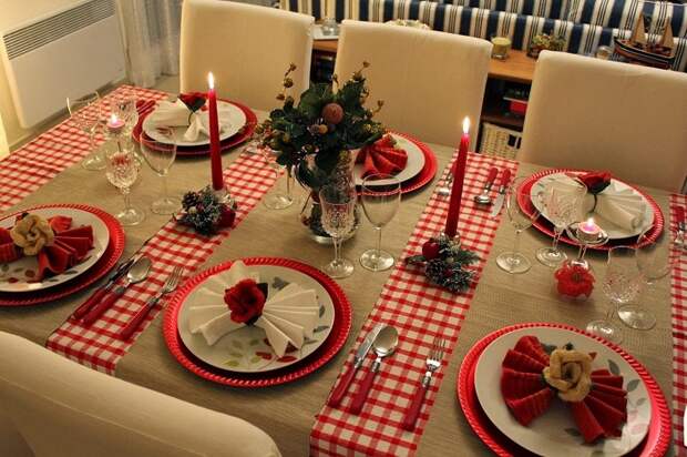 В сервировке новогоднего стола должен присутствовать красный цвет. / Фото: svadba1000.ru