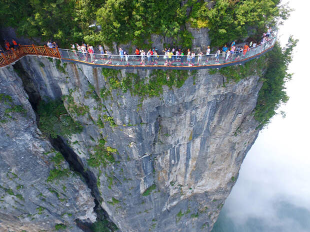 glass-bridge-zhangjiajie-national-forest-park-tianmen-mountain-hunan-china-12