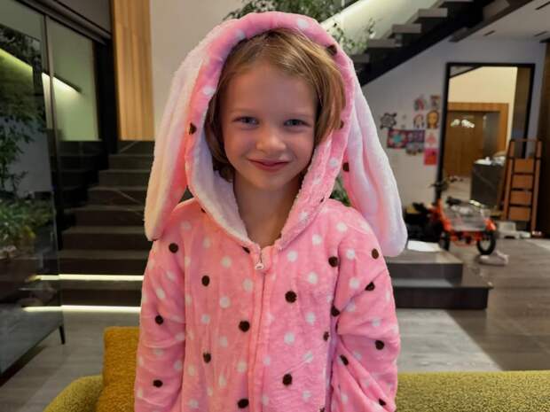 Мила Йовович показала редкие фото младшей дочери в особенный день