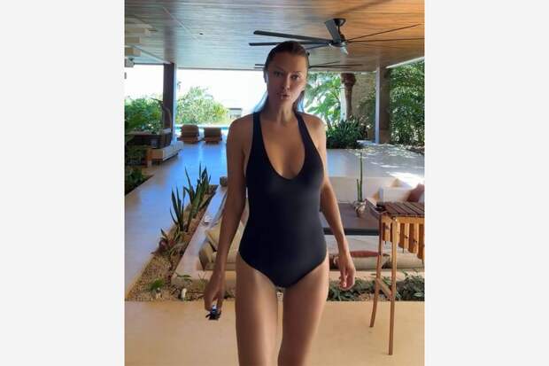 Боня примерила на камеру купальник 13-летней дочери со словами «немного врезается»