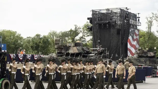 С третьей попытки: как Трамп организует военный парад в центре Вашингтона