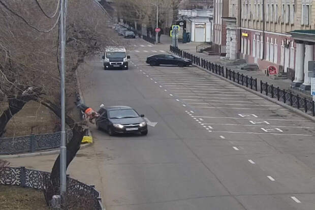 Женщина-дворник получила переломы в результате наезда автомобиля в Улан-Удэ