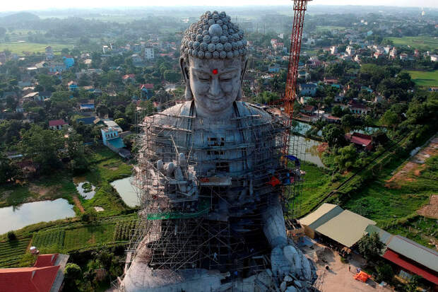 Строительство огромной статуи Будды в Сон-Тае на окраине Ханоя