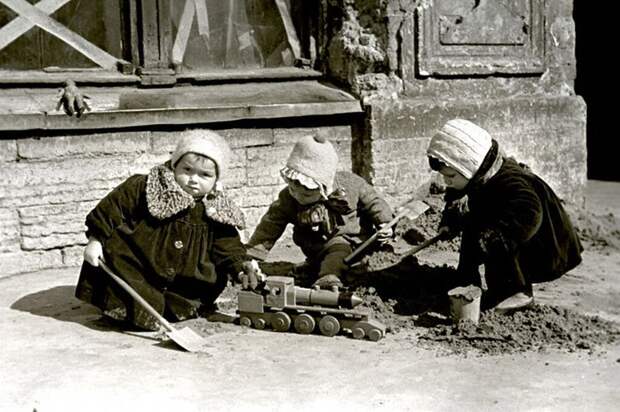 Дети играют на одной из улиц г. Ленинграда. 1942 г.