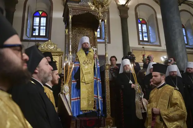 «Политическая сделка»: константинопольский патриарх подписал томос об автокефалии раскольнической церкви на Украине