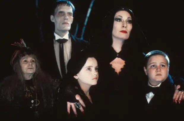 Новый взгляд на классических героев: что известно о сериале Тима Бёртона про семейку Аддамс