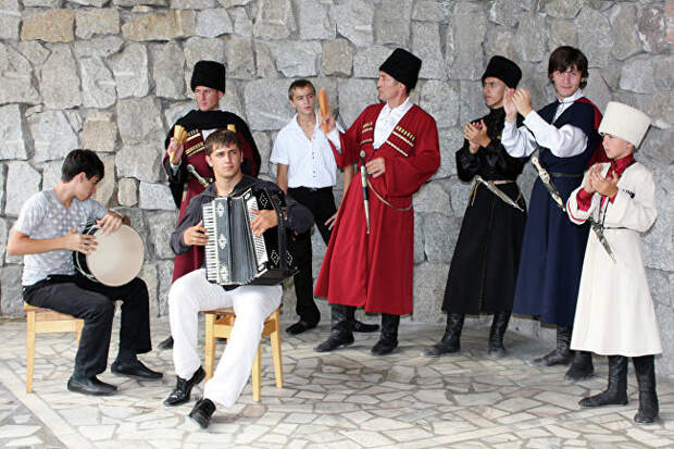 Этикетные формы мужской сольно-групповой певческой культуры черкесов