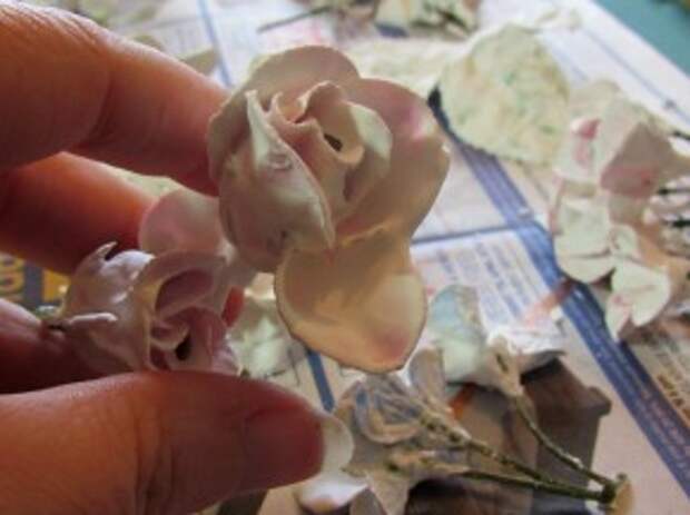 plaster rose 290x217 {Guest Post} Faux Porcelain Flower Frame