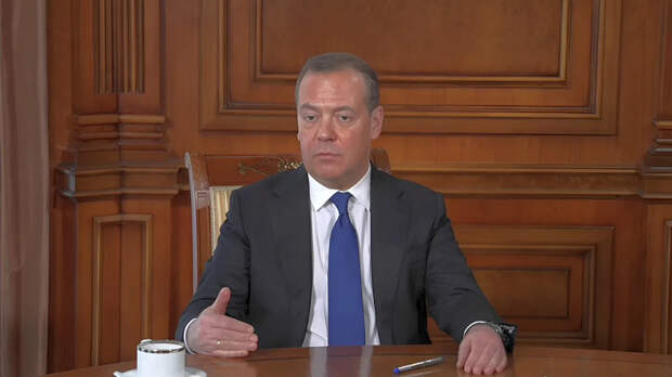 Медведев предложил ответить зеркально на введение пошлин на экспорт из РФ в ЕС