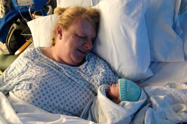 После 18 выкидышей 48-летняя британка наконец стала мамой