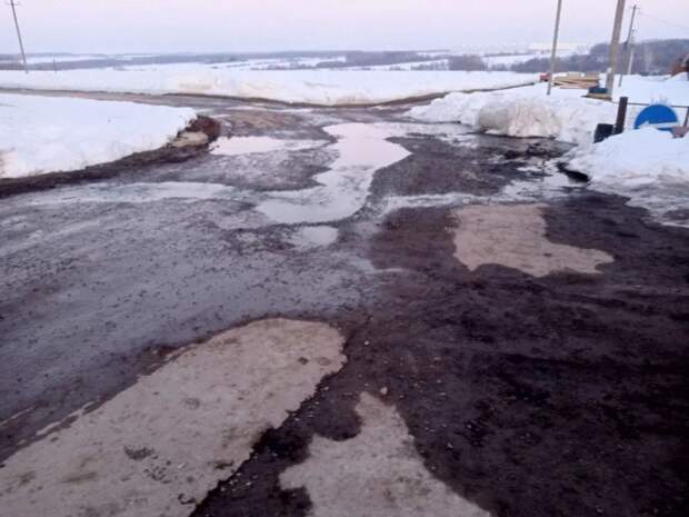 В Александровке Алексинского района канализационные прорывы превращают улицы в болота