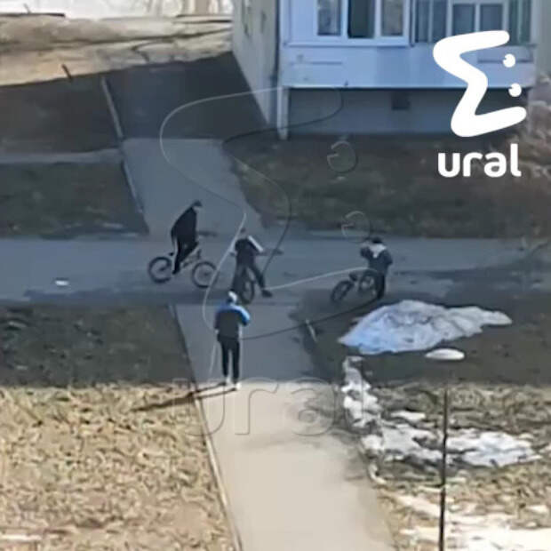 В российском городе школьники бросали петарды под ноги мужчине на костылях