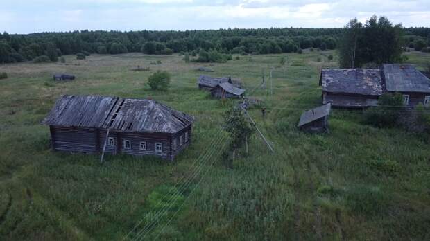 По всей России разбросаны десятки тысяч брошенных деревень и сел. Целые вымирающие области, где нет ни единой души. Я покажу нетронутую деревню, где возможно прикоснуться к прошлому.-13