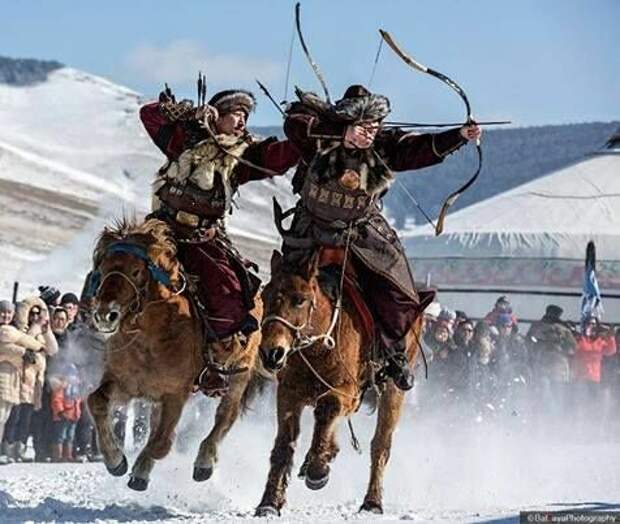 монгольские лучники на боевых лошадках