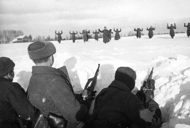 Немцы сдаются в плен советским солдатам во время Битвы за Москву. Фото в свободном доступе.