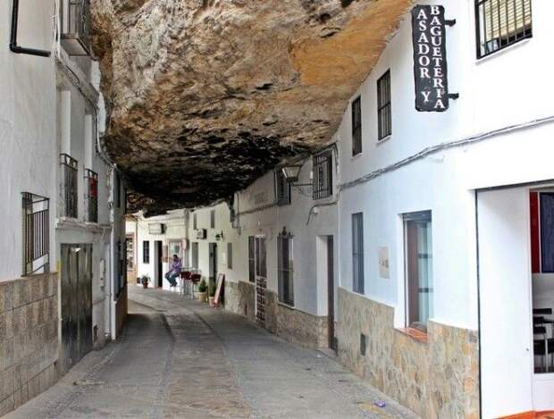 Город Сетениль-де-лас-Бодегас в Испании Город Сетениль-де-лас-Бодегас в Испании