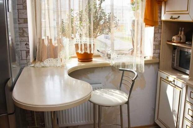Закругленный обеденный стол из подоконника. / Фото: Zen.yandex.ru