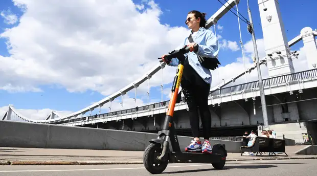 Опасно для жизни: водителей электросамокатов предложили обязать носить защитную амуницию