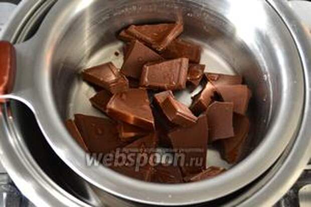 Шоколад поломать на кусочки, положить в кастрюльку, добавить пару ложек воды и растопить на медленном огне на водяной бане.