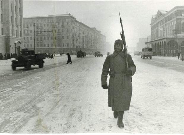 1941. Комендантский патруль у Моссовета