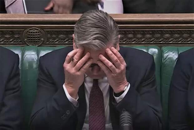 Стармер схватился за голову в парламенте после резкой критики в его адрес