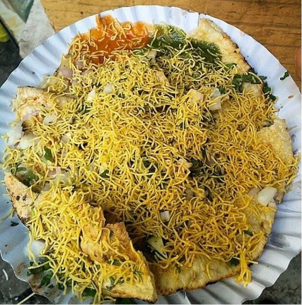 Лепешка "хичийя"с начинкой и пряностями в Zaveri Bazaar Пальчики оближешь, едим вне дома, индия, мумбай, национальный колорит, уличная еда