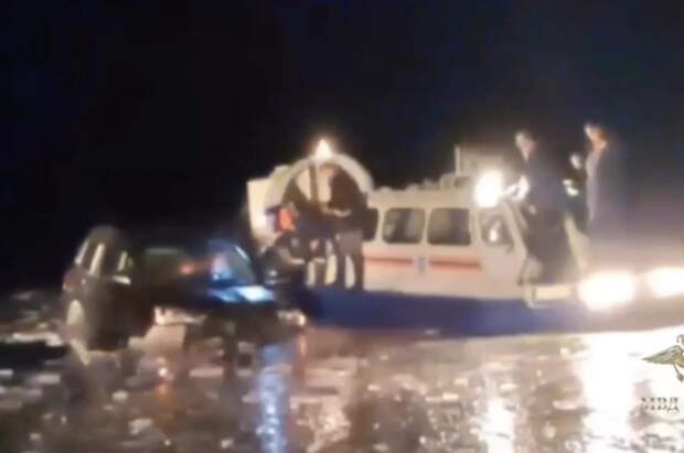 МВД показало кадры спасения женщины с ребенком из машины на Байкале