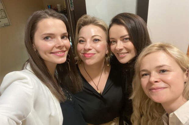 Елизавета Боярская и Марина Александрова с подругами