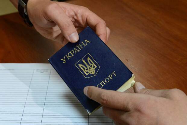 RMF24: 300 украинских мужчин в Варшаве заблокировали пункт выдачи паспортов