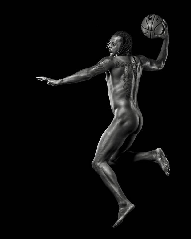 Фотограф снимает обнаженные портреты спортсменов, чтобы показать красоту и силу человеческого тела в мире, красота, люди, спорт, спортсмены, тело, фотограф
